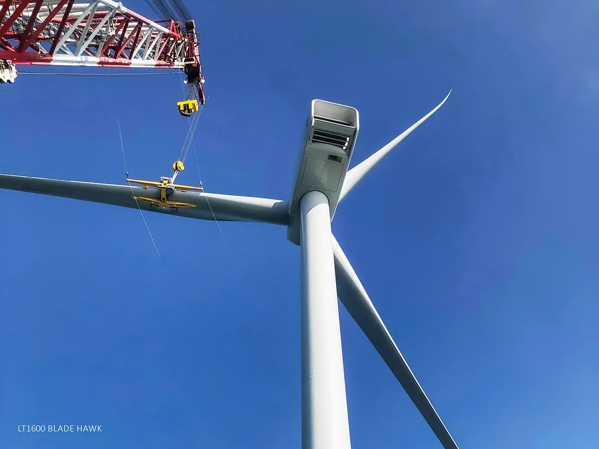 Liftra Blade Hawk installs and exchanges blades at 15m/s wind speed.